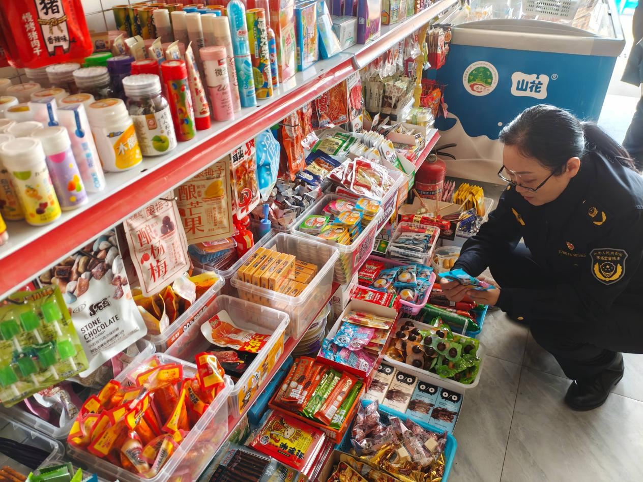 龙华镇：严查儿童零食问题 守护校园周边食品安全