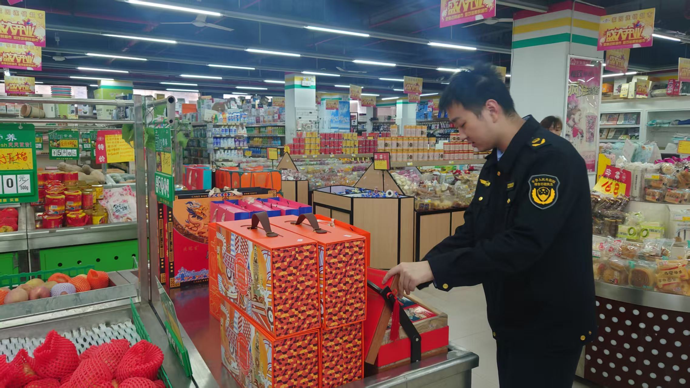 四面山市场监管所开展年前专项检查护航年货消费安全