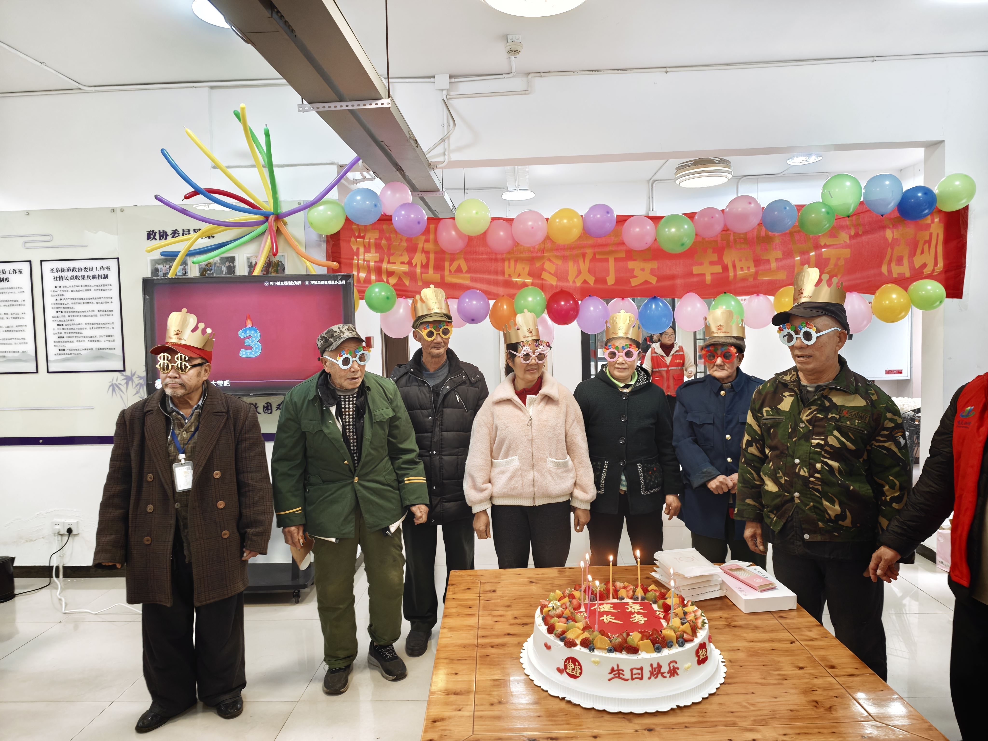 圣泉街道浒溪社区：暖冬饺子宴 幸福生日会