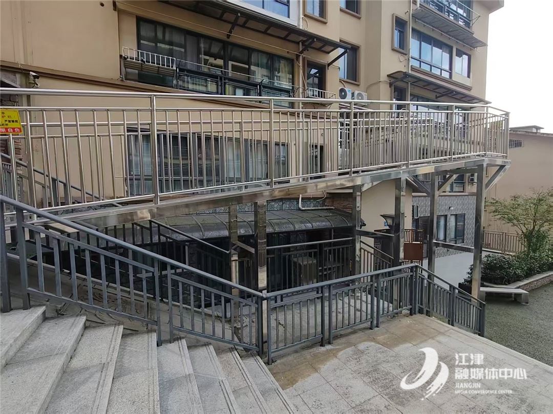 私搭天桥触红线！四面山竹苑小区违建天桥，拆了！