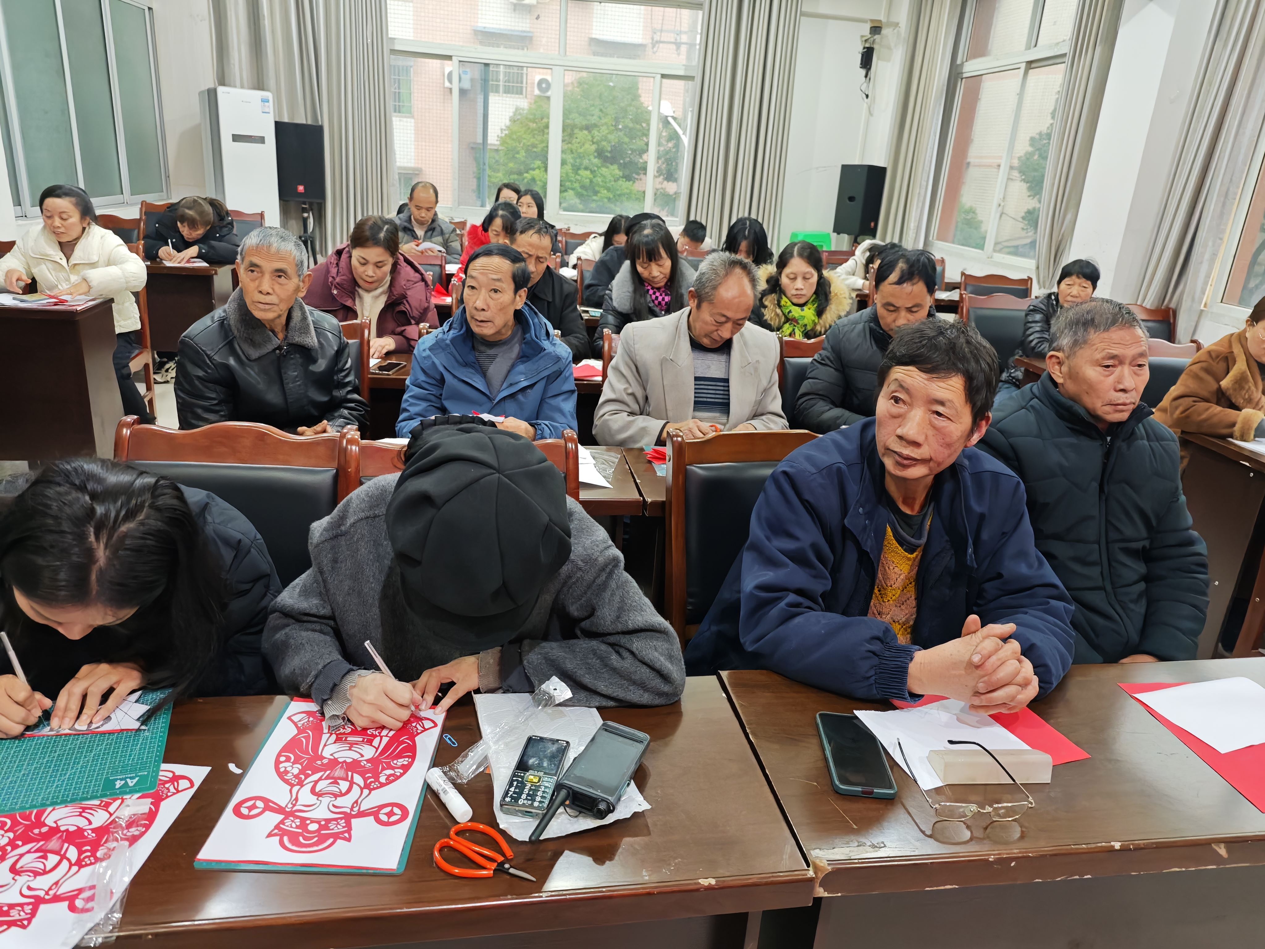 石蟆镇开展“红纸寄情·福满新春”剪窗花文化活动