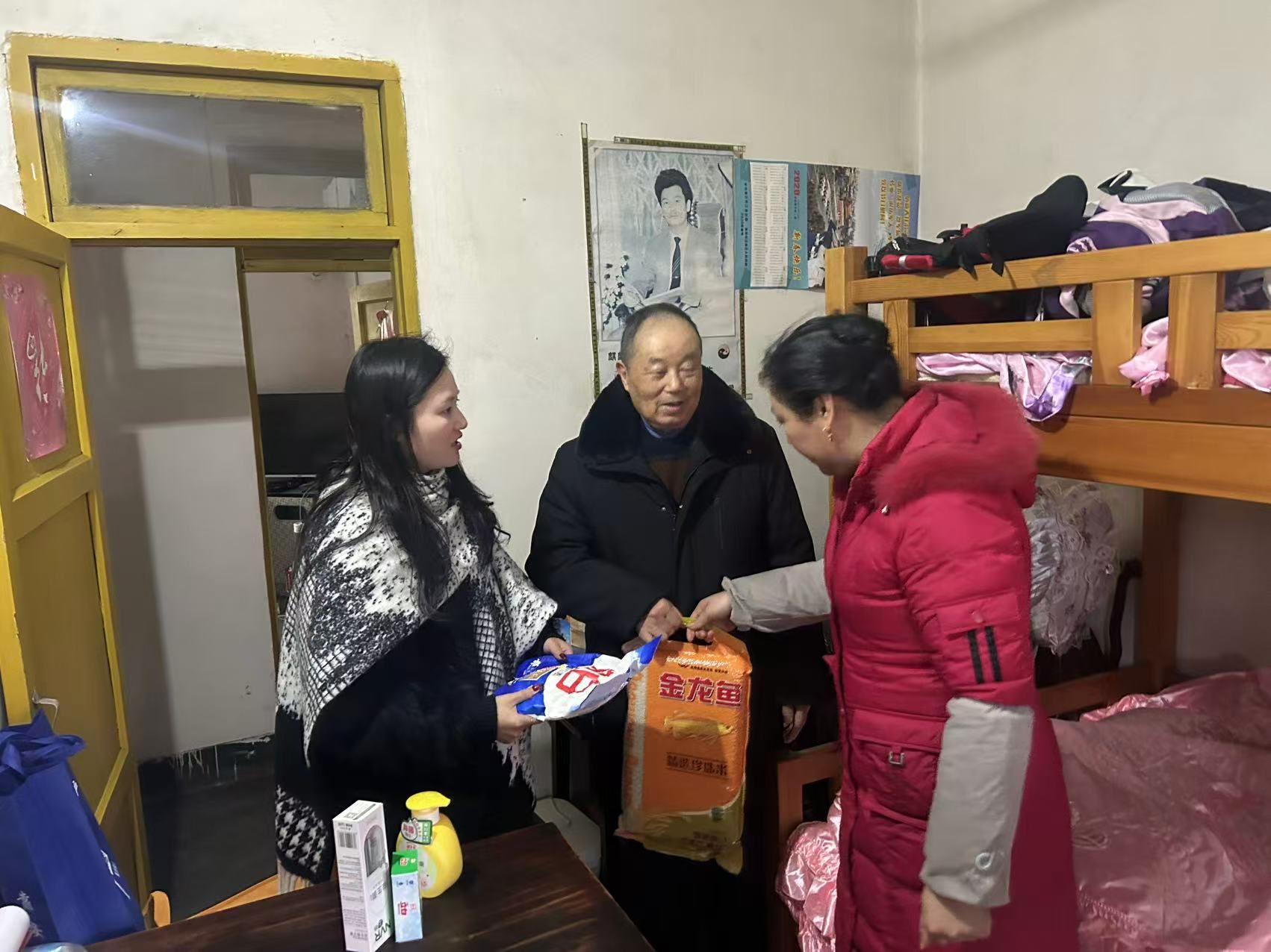 油溪镇开展新春走访慰问活动 情暖困难优抚对象与退役军人