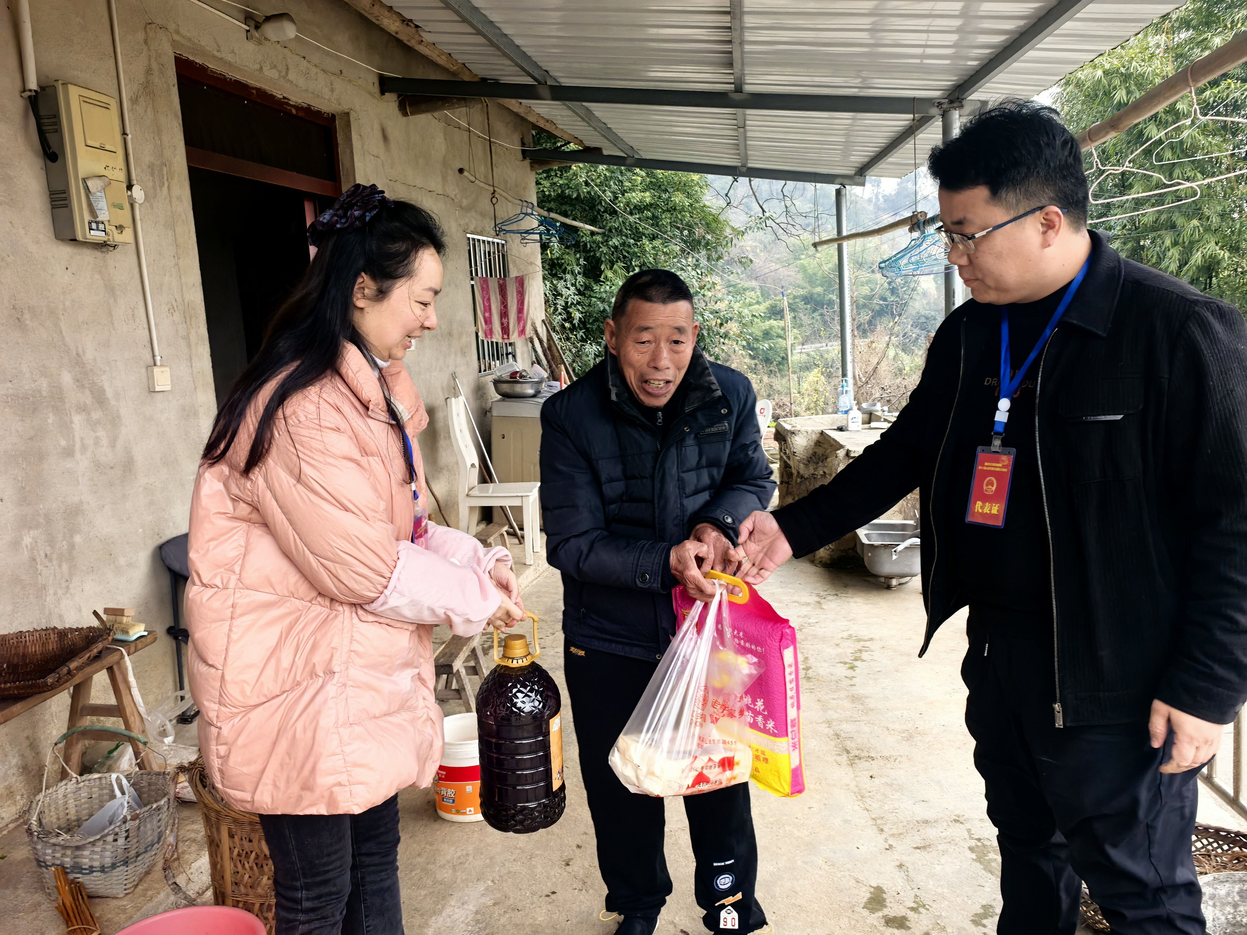 年味浓时情更浓 珞璜镇组织人大代表开展节前走访慰问