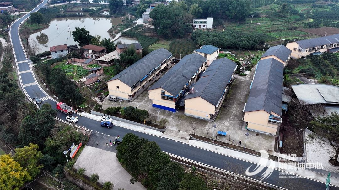 我区两条重点公路整治工程冲刺赶工 节前提前完工惠及数万群众