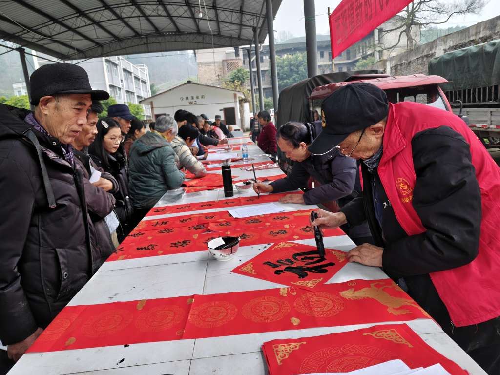 西湖镇2026年“我们的中国梦 文化进万家”送春联系列活动启幕