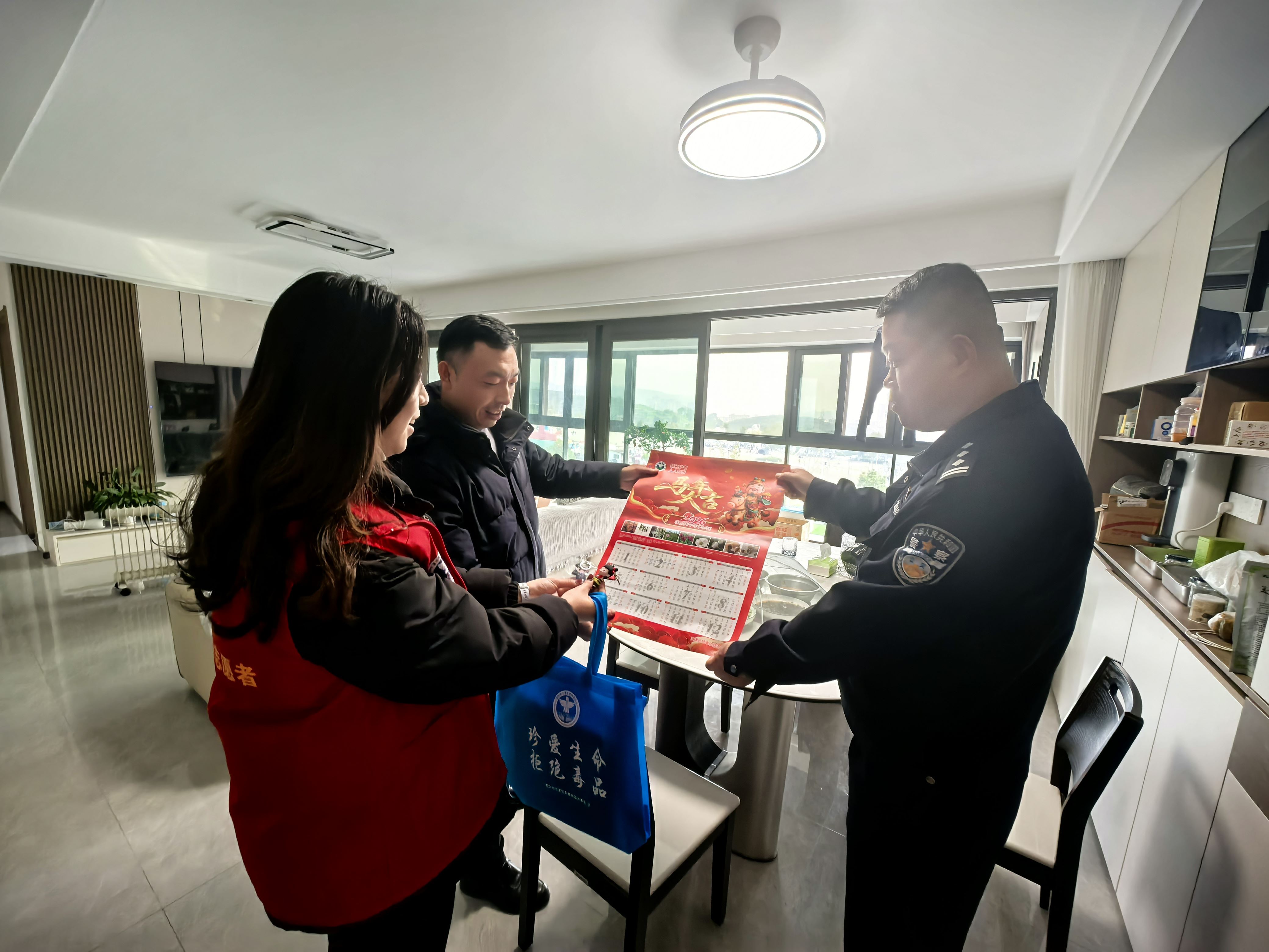 入户宣讲传新知 家庭禁毒筑防线