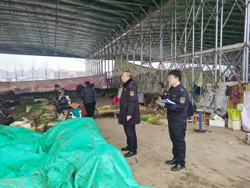 双福市场监管所扎实开展农贸城周边市场节前专项检查
