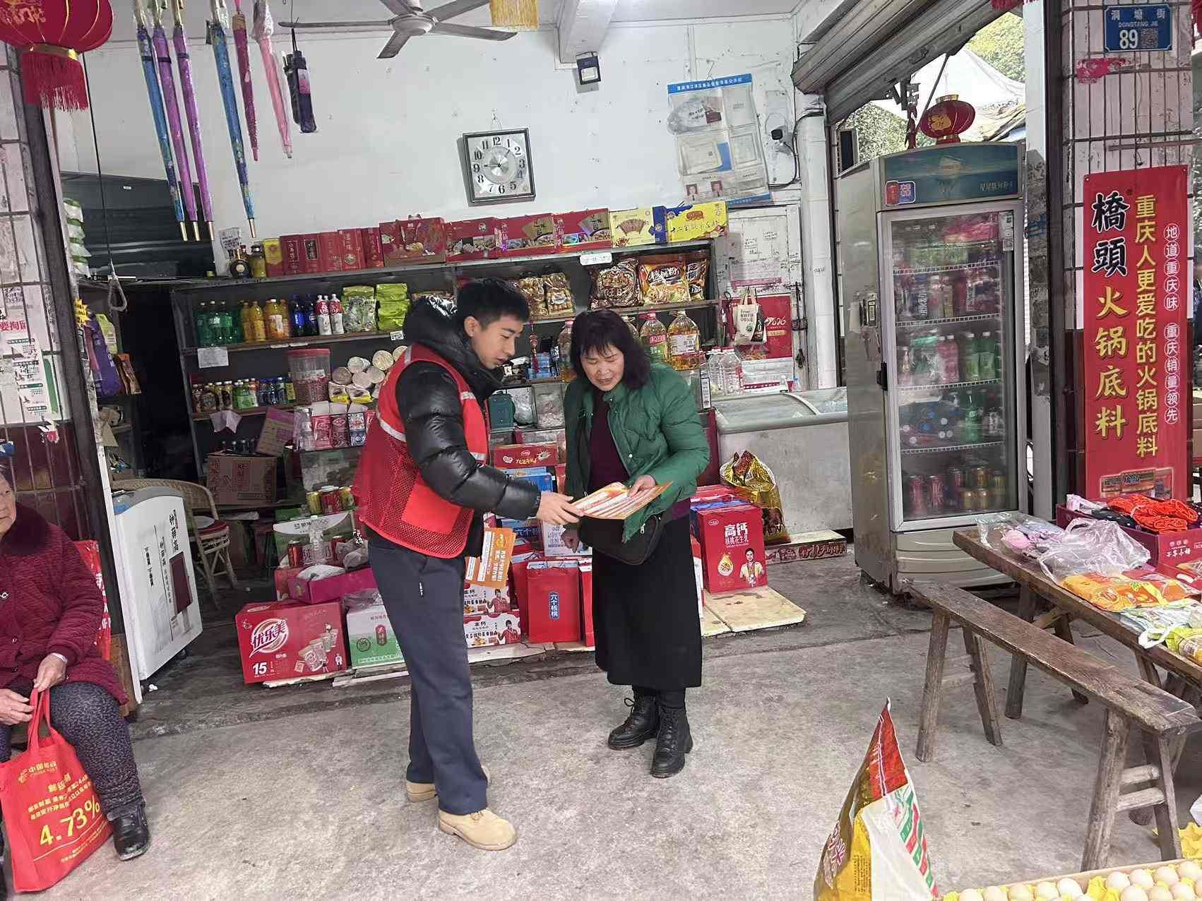 李市镇:赶场反诈入商铺 守牢新春“钱袋子”