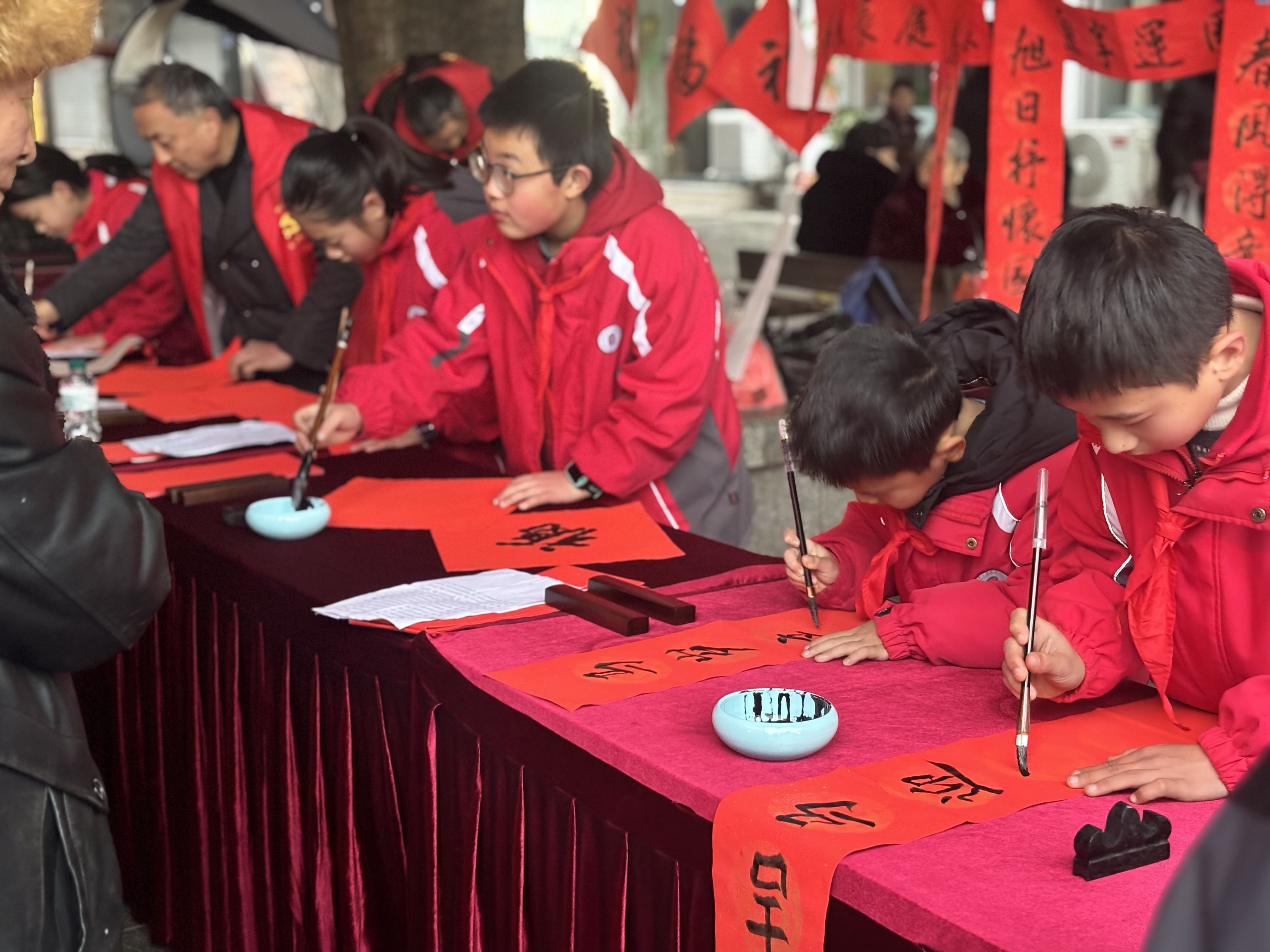 珞璜镇举行2026年“新春送福进万家·翰墨飘香暖民心”写春联送祝福活动