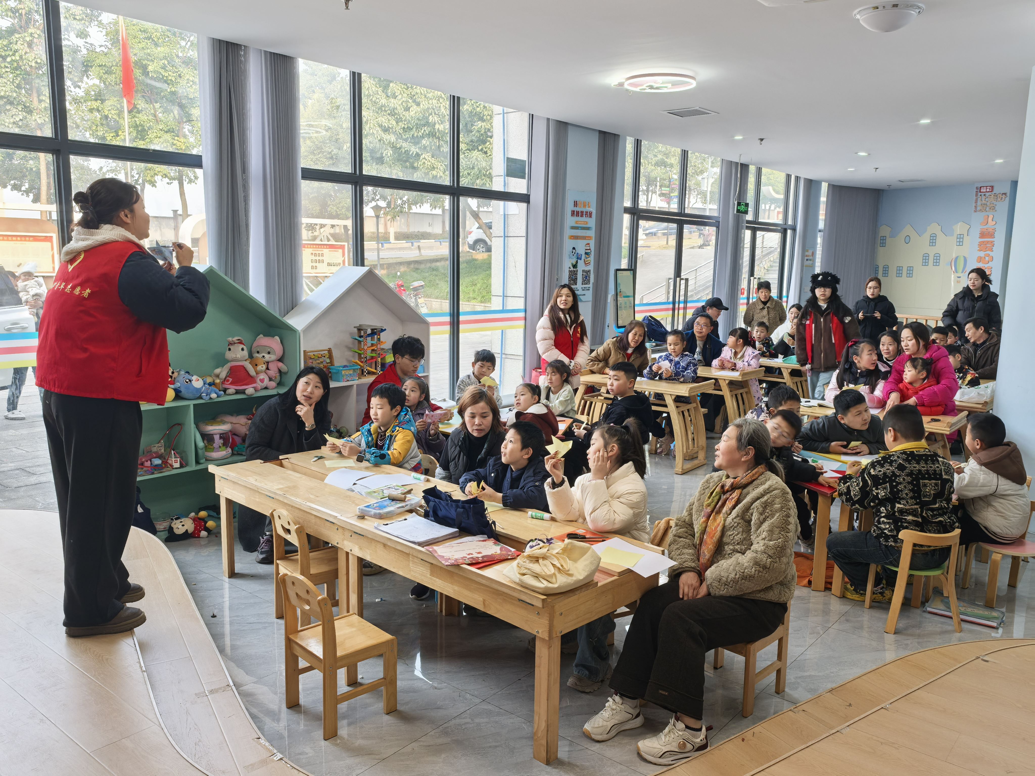 珞璜镇开展2026年“趣味剪纸闹新春·邻里同乐享团圆”非遗剪纸文化活动