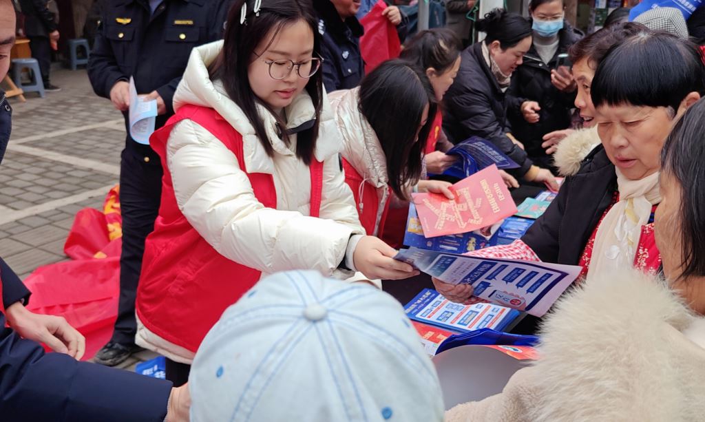 赶场日送法暖民心 龙华司法所筑牢基层法治防线