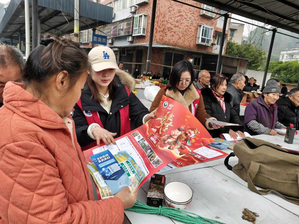 西湖镇融合新春民俗开展集市禁毒宣传