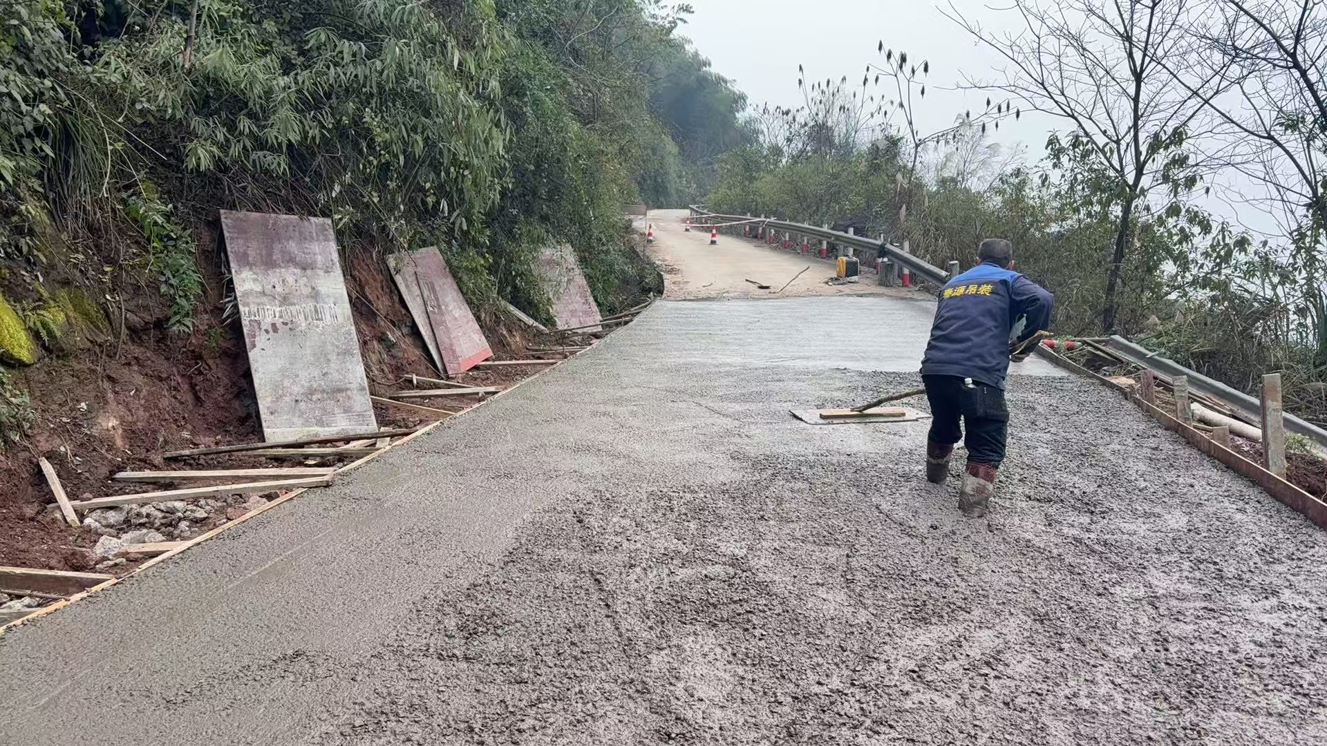 柏林镇：道路整治见实效 路域焕新促振兴