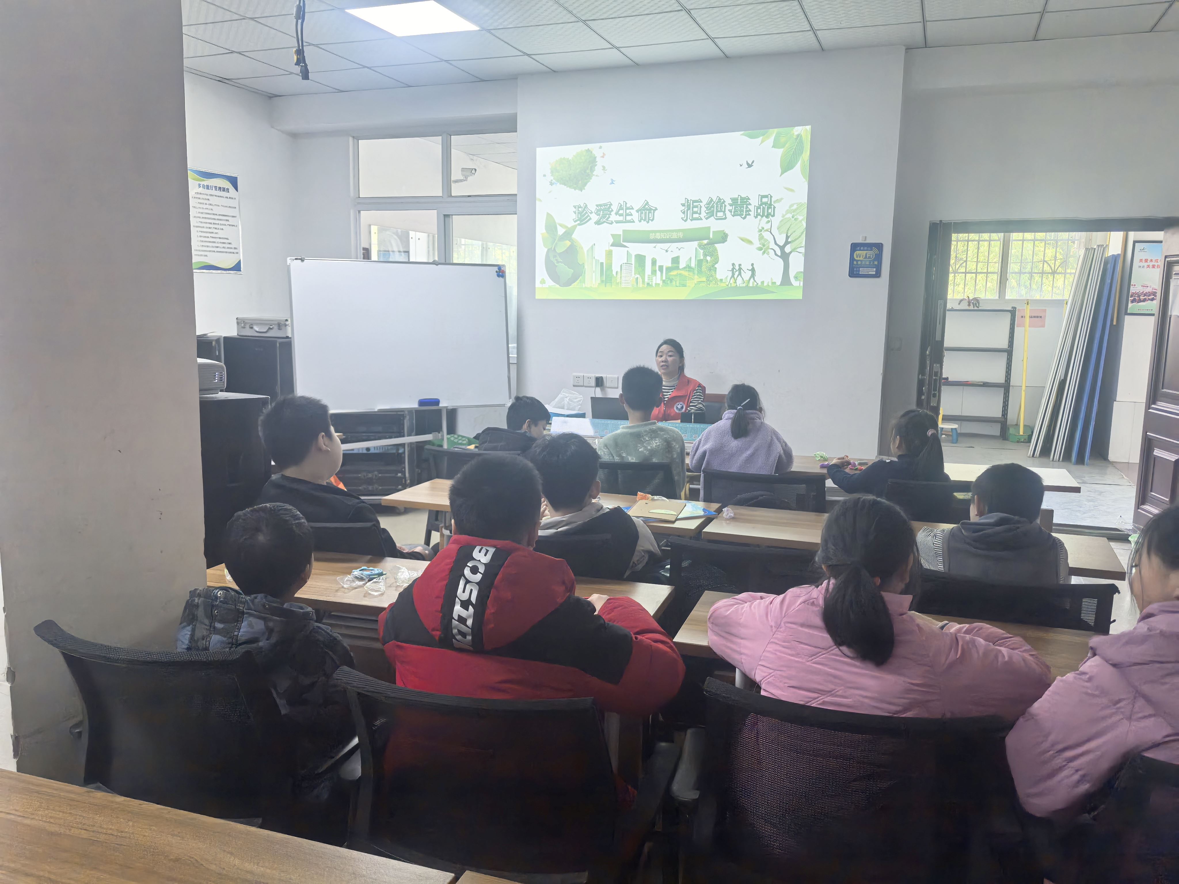 龙华镇：禁毒宣传走进“七彩课堂”，护航青少年健康成长