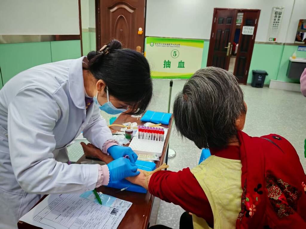 德感中心卫生院扎实开展国家基本公共卫生服务下村免费体检工作