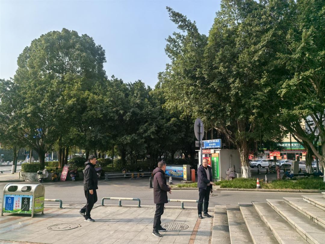 江津区城市管理局快速回应民生需求  推动“小微空间”轮椅坡道改建