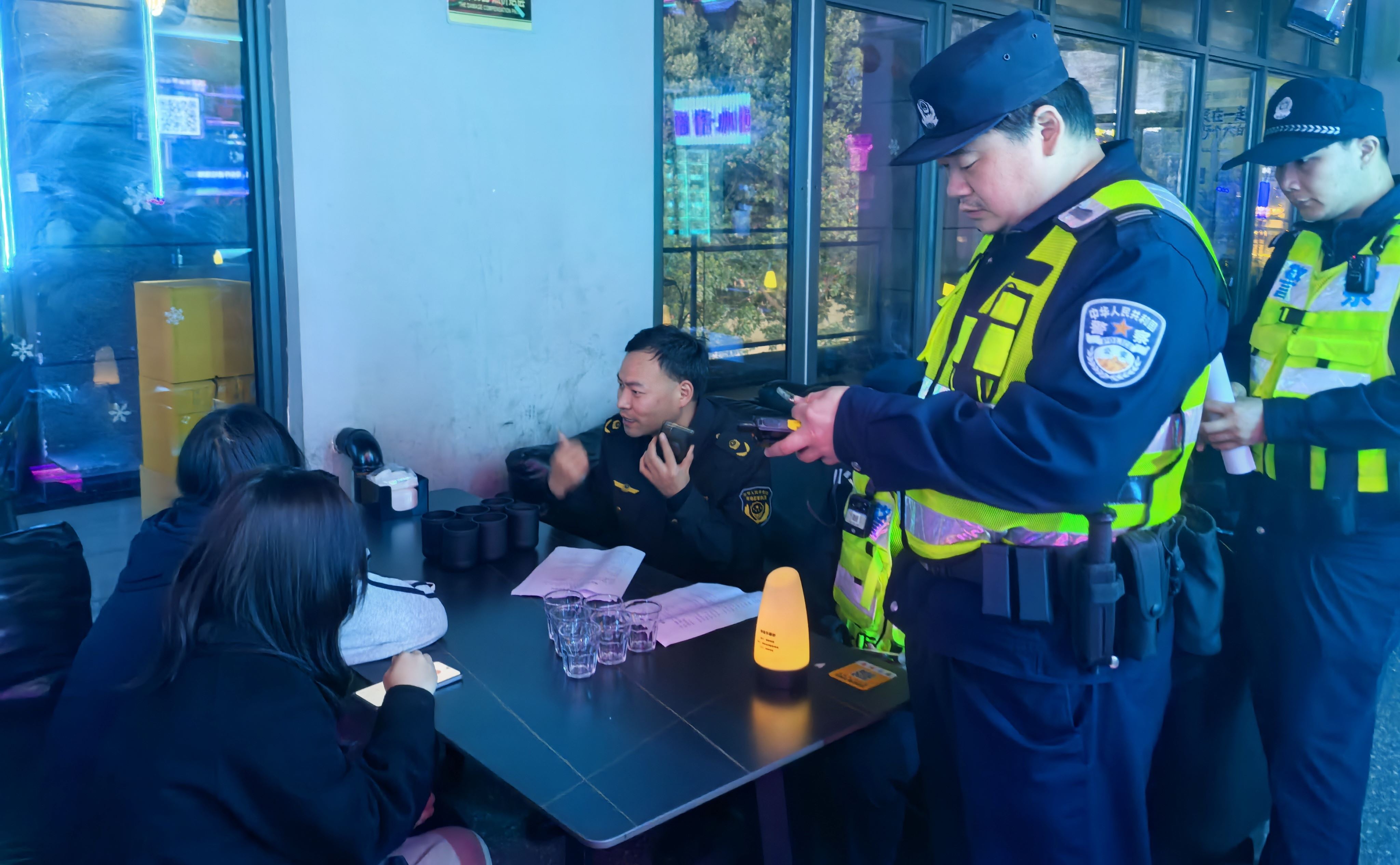 零容忍！鼎山街道市场监管所联合公安部门查处向未成年人售酒行为