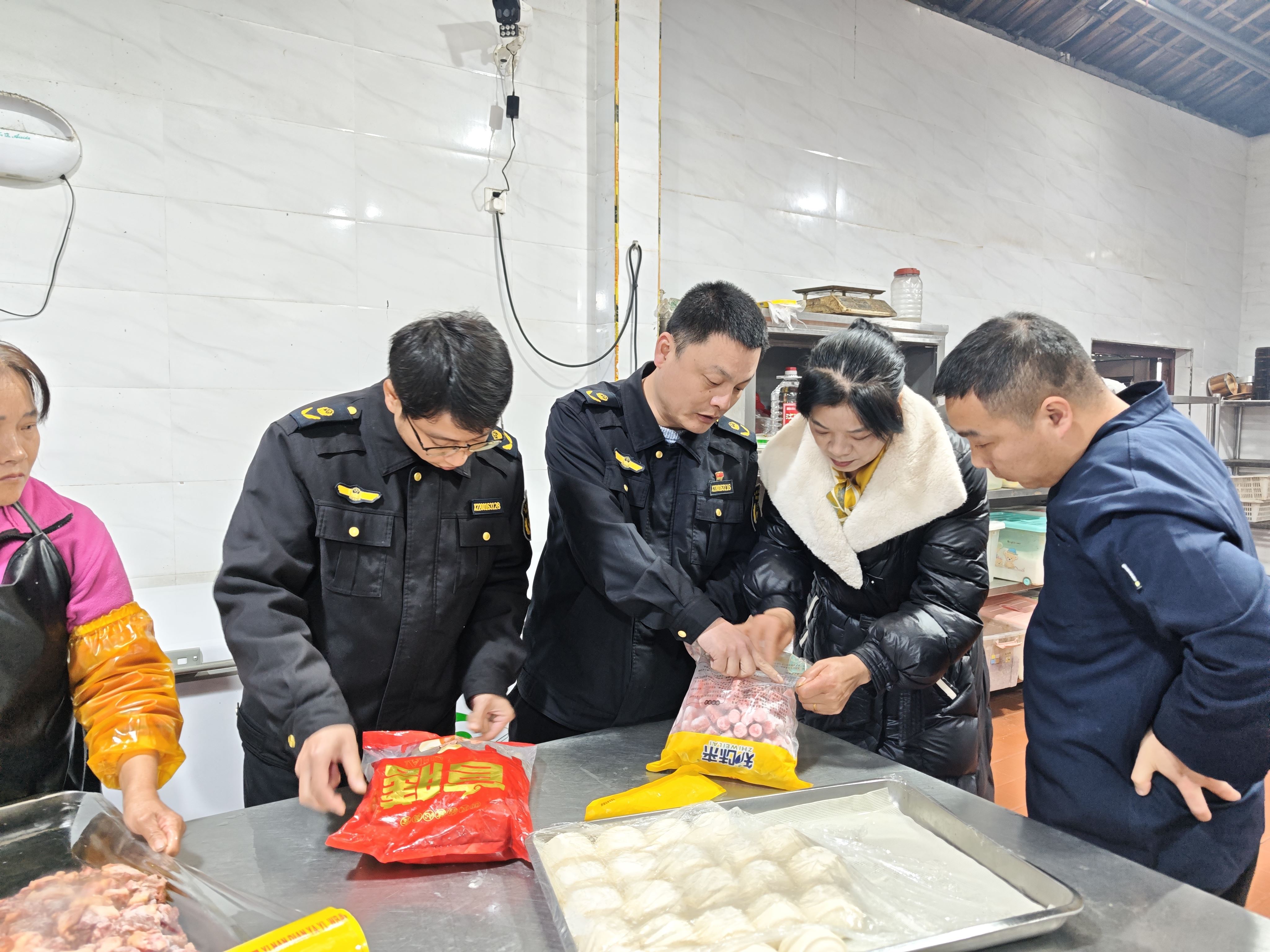 朱杨镇市场监管所护航石笋山元宵活动