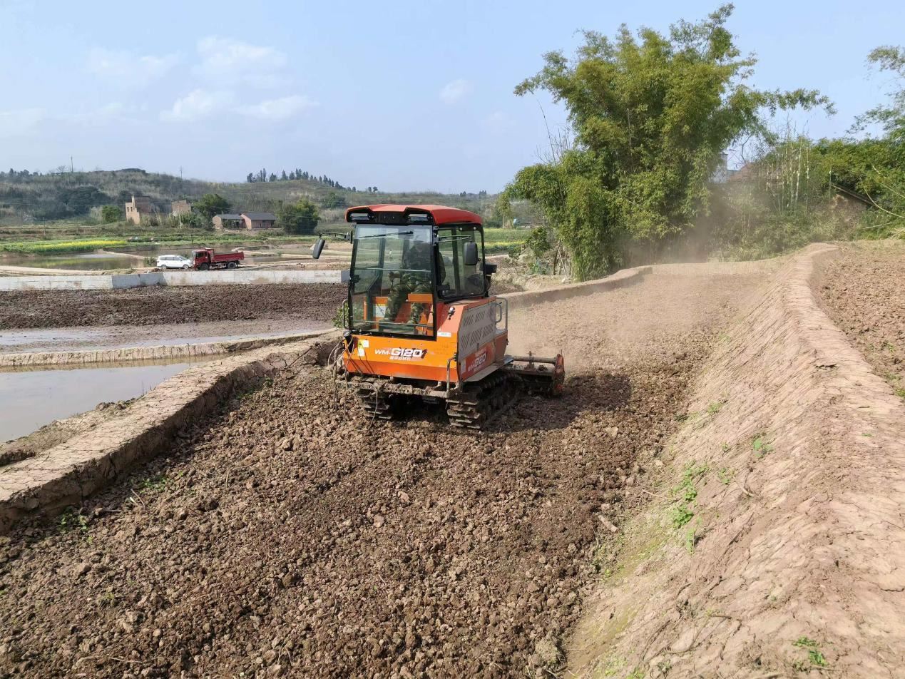 油溪镇三圣社区：春耕正当时 机械化耕作跑出生产“加速度”