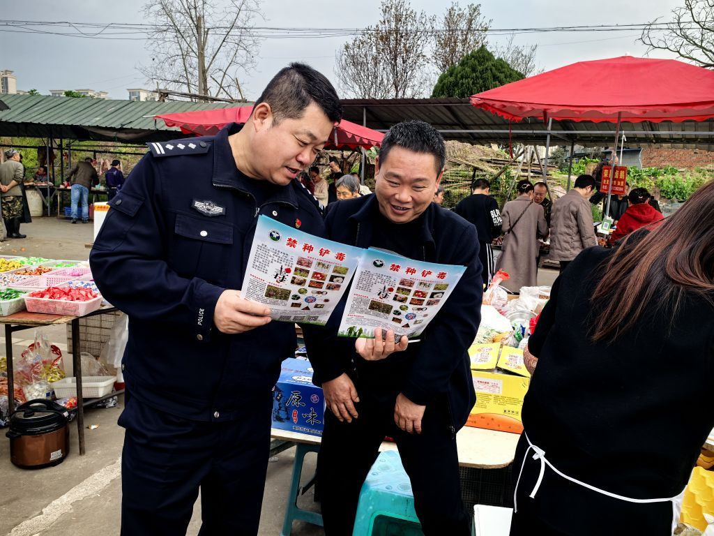 圣泉街道禁种铲毒“大作战”,赶集天宣传踏查两不误