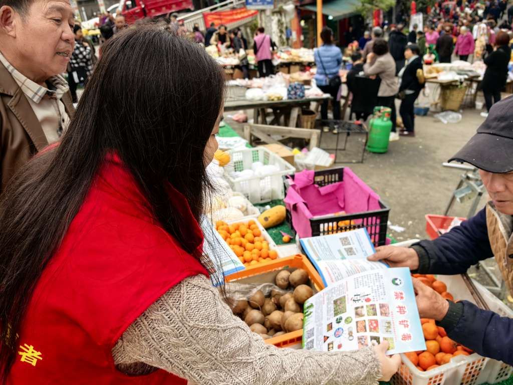 支坪镇：赶集日巧抓宣传契机 禁毒知识走进千家万户