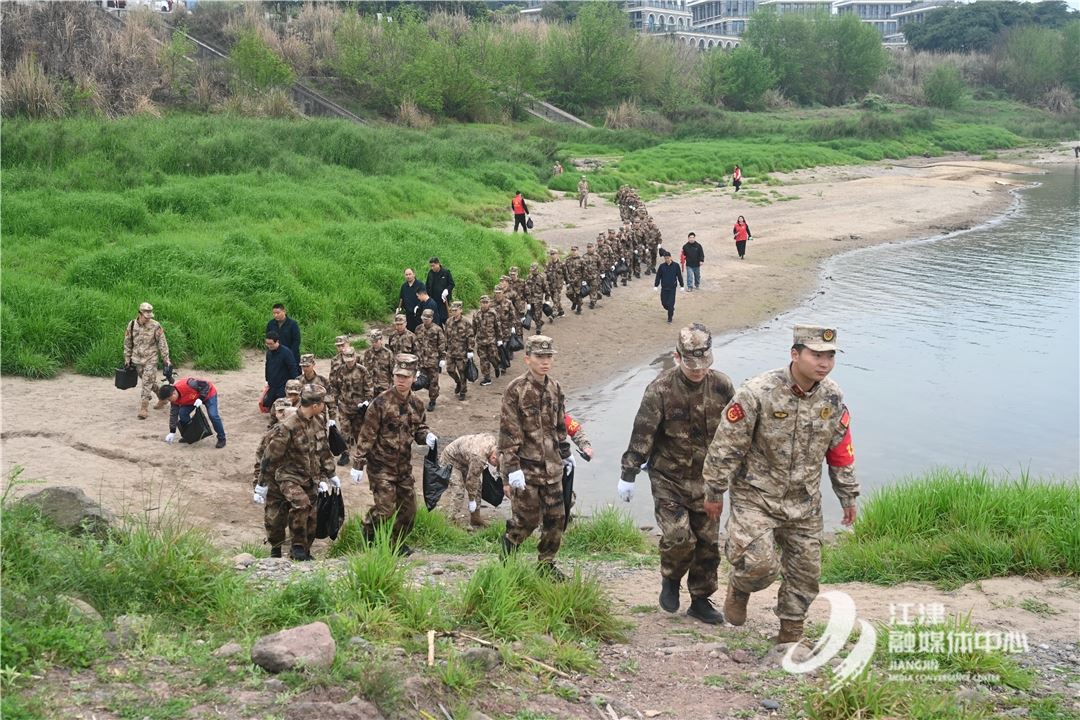 江津军民共践雷锋精神，携手守护“水清岸绿美家园”