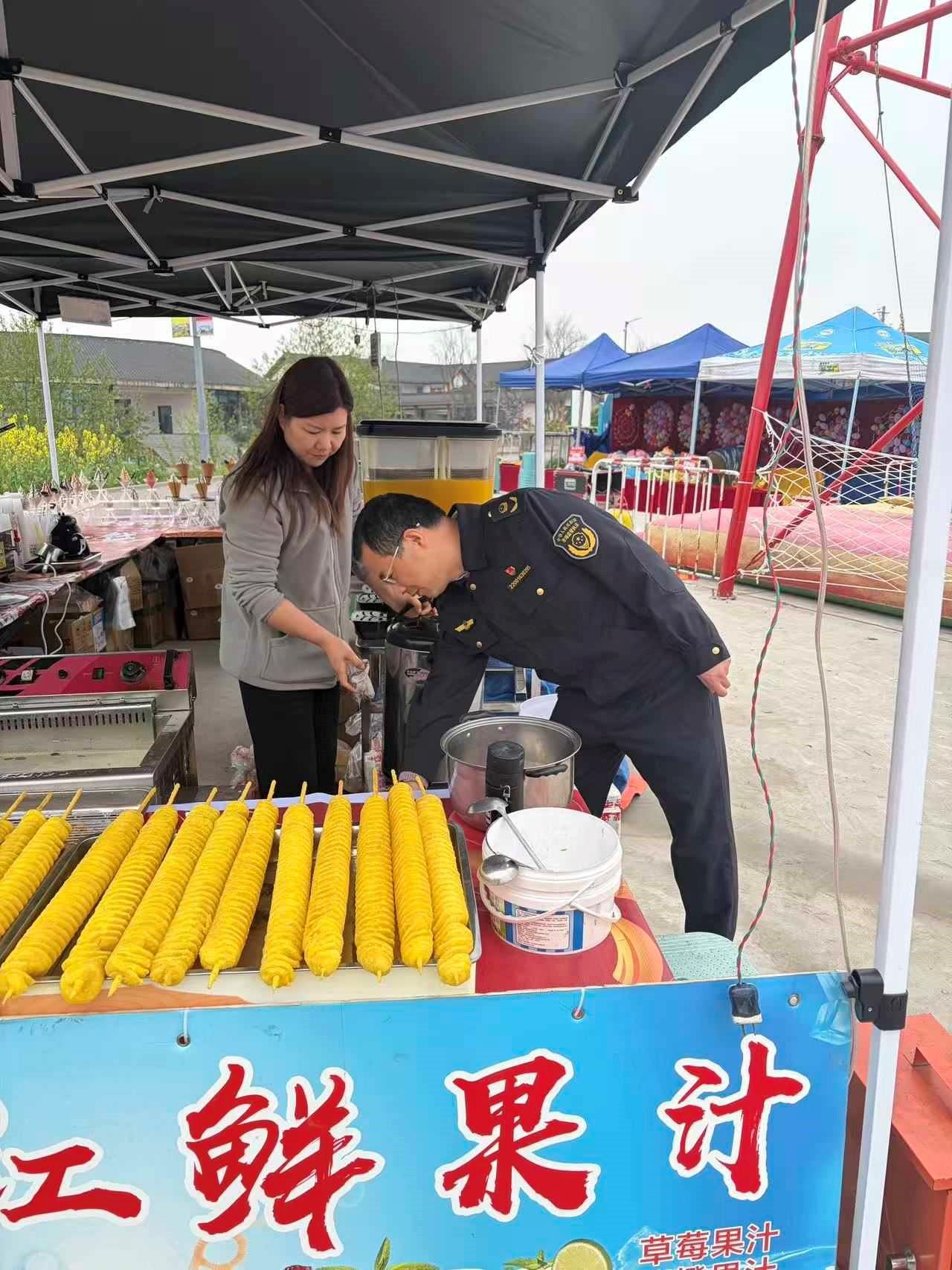永兴镇开展食品安全检查,全力护航菜花旅游文化节