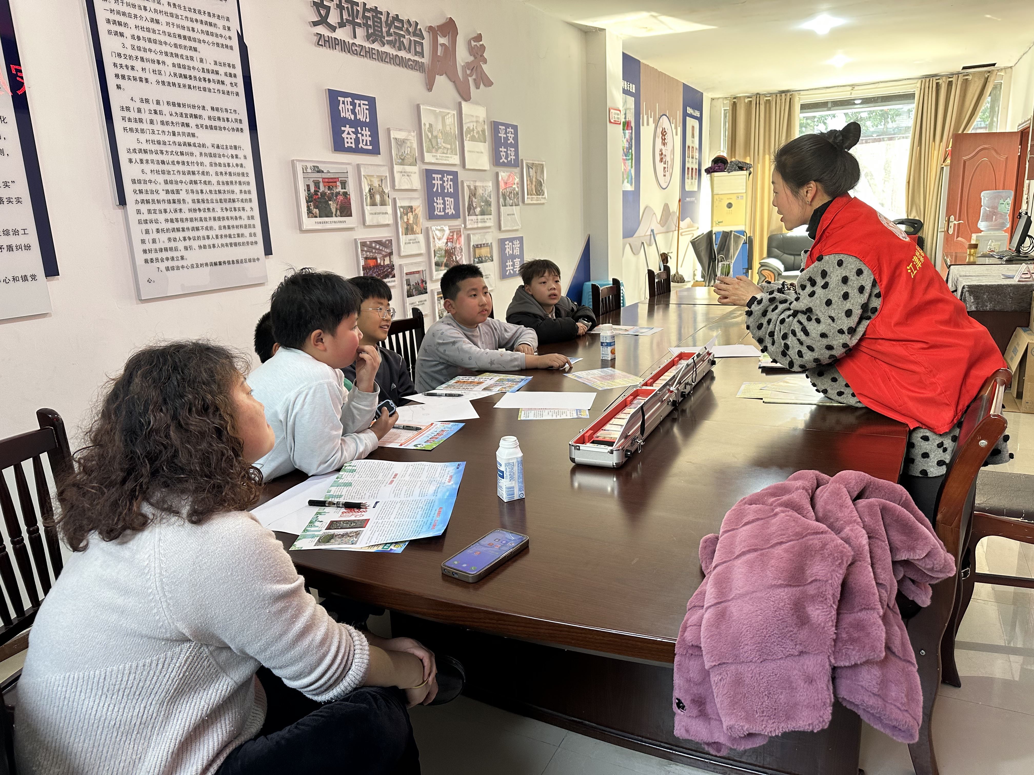 支坪镇：禁毒微课堂进机关 共筑家庭防毒墙