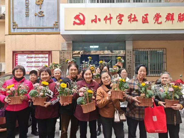 巾帼心向党，花韵绽芬芳