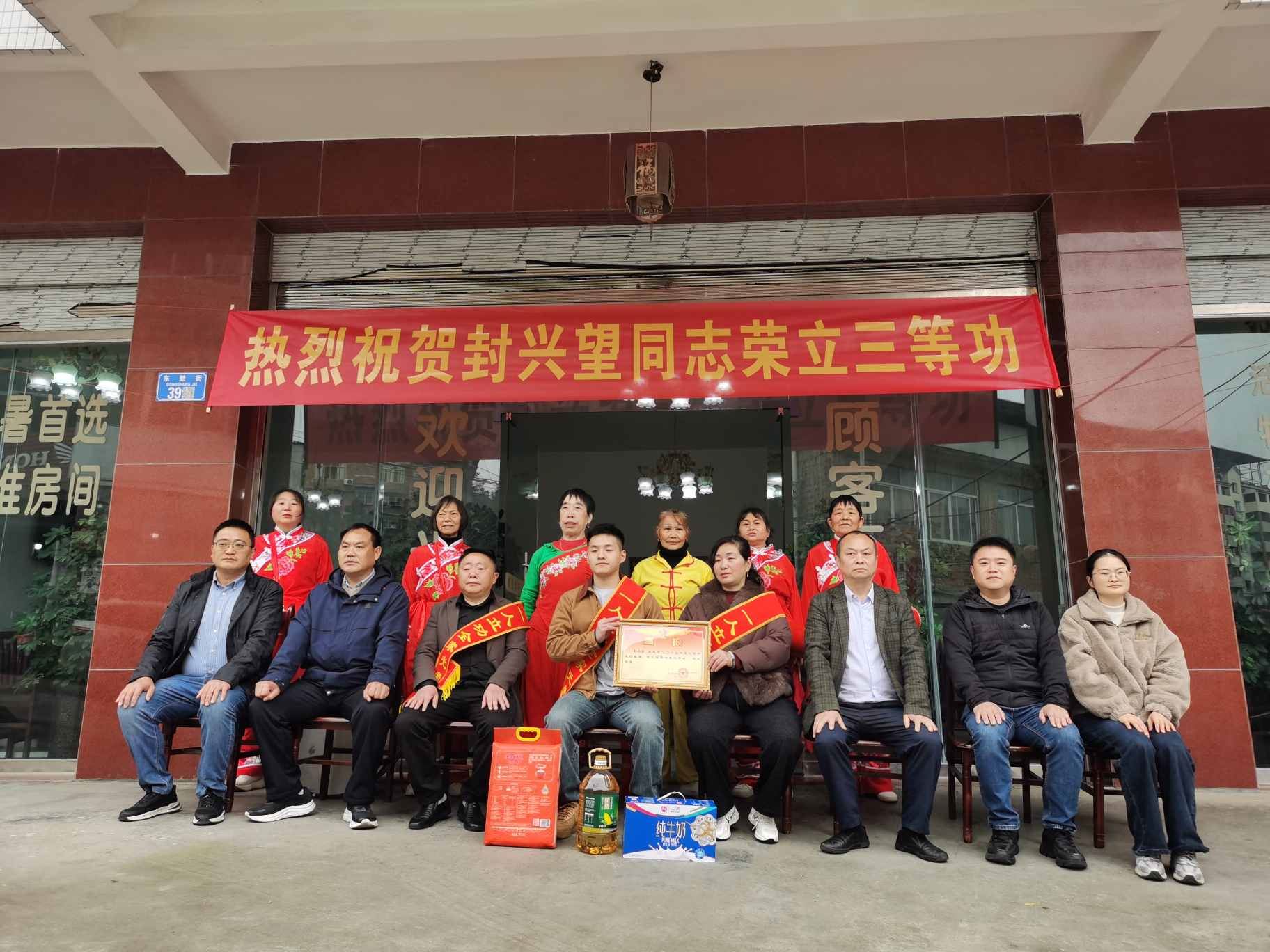 柏林镇为荣立三等功现役军人家庭送喜报