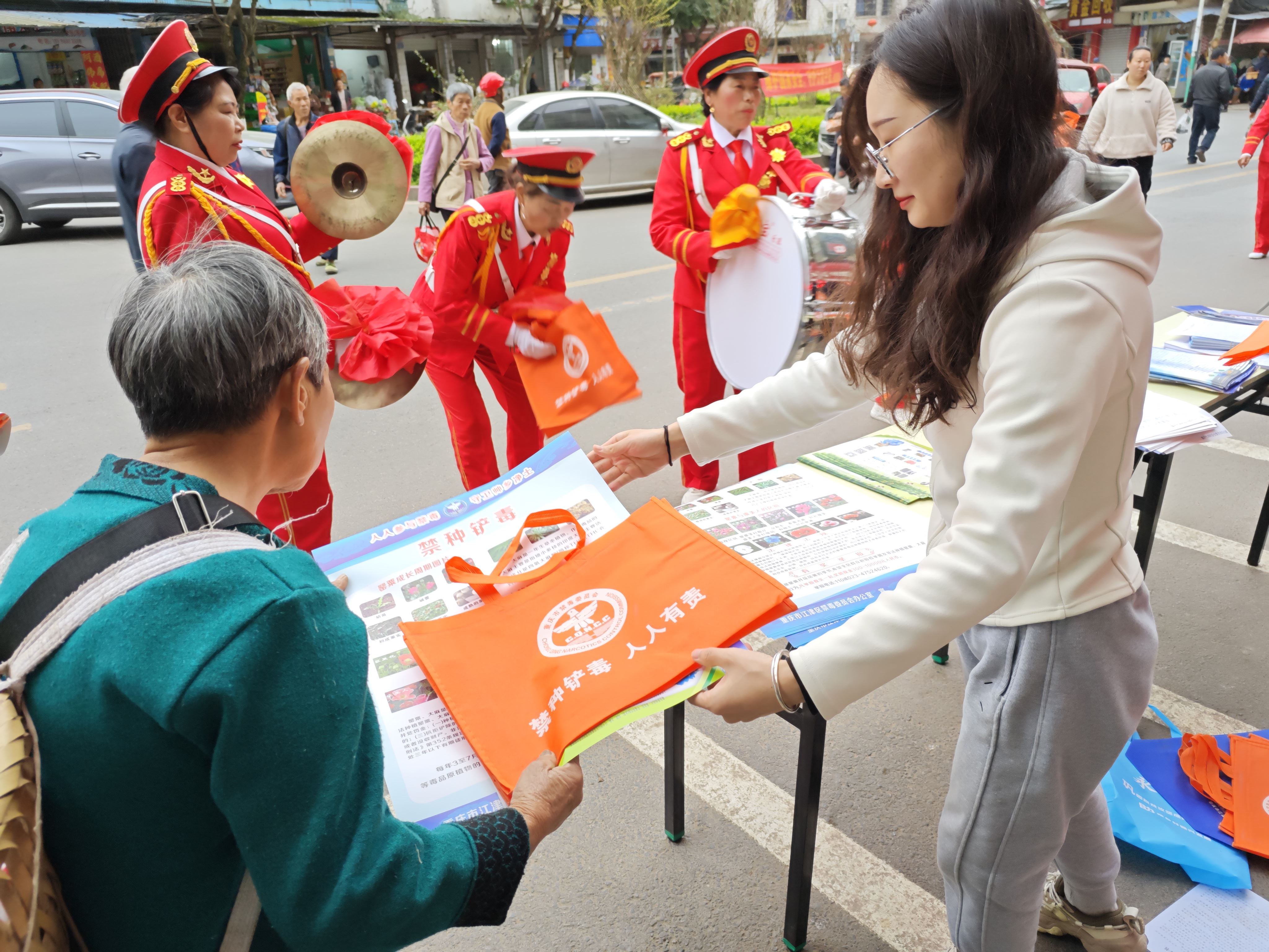 永兴镇开展禁种铲毒集中宣传专项活动