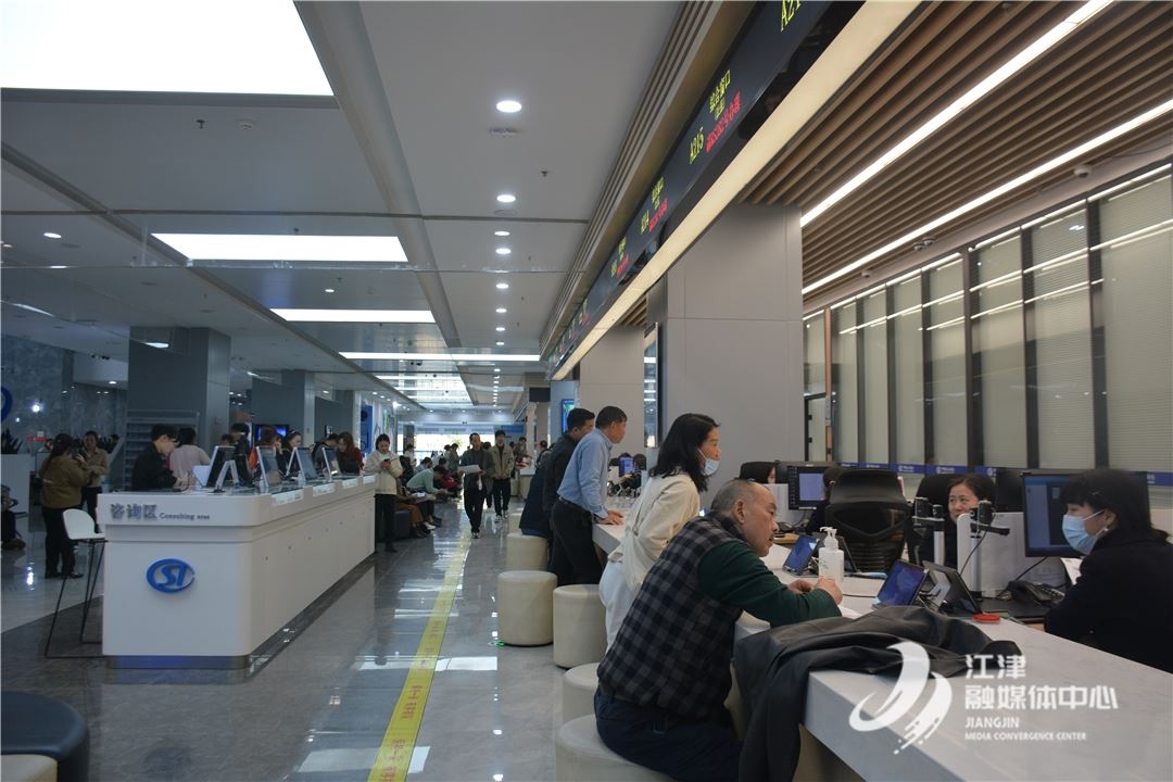 节后上班第一天 江津区政务服务中心开启“忙碌模式”