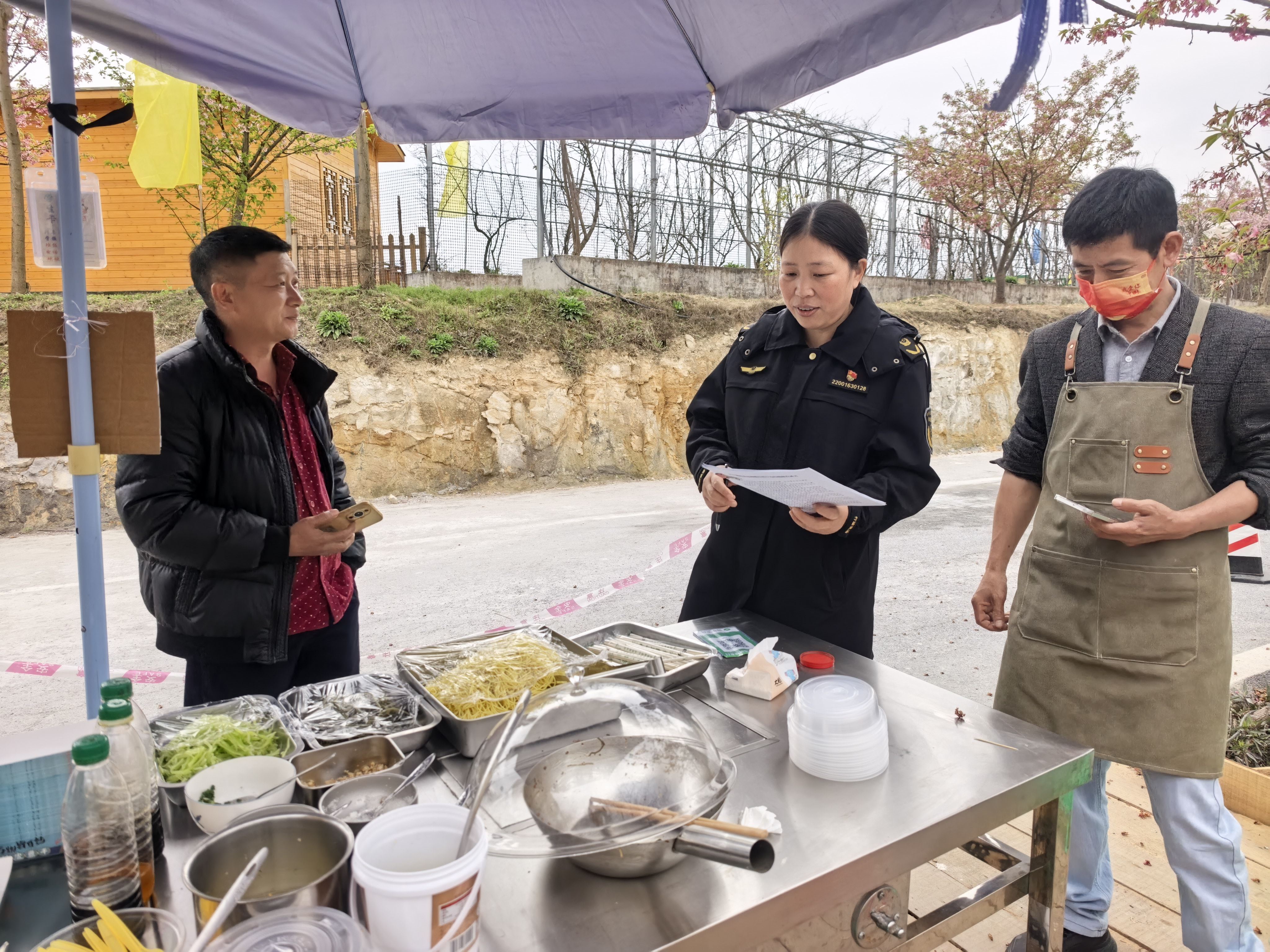 蔡家镇市场监管所开展猫山樱博园监管“回头看”行动