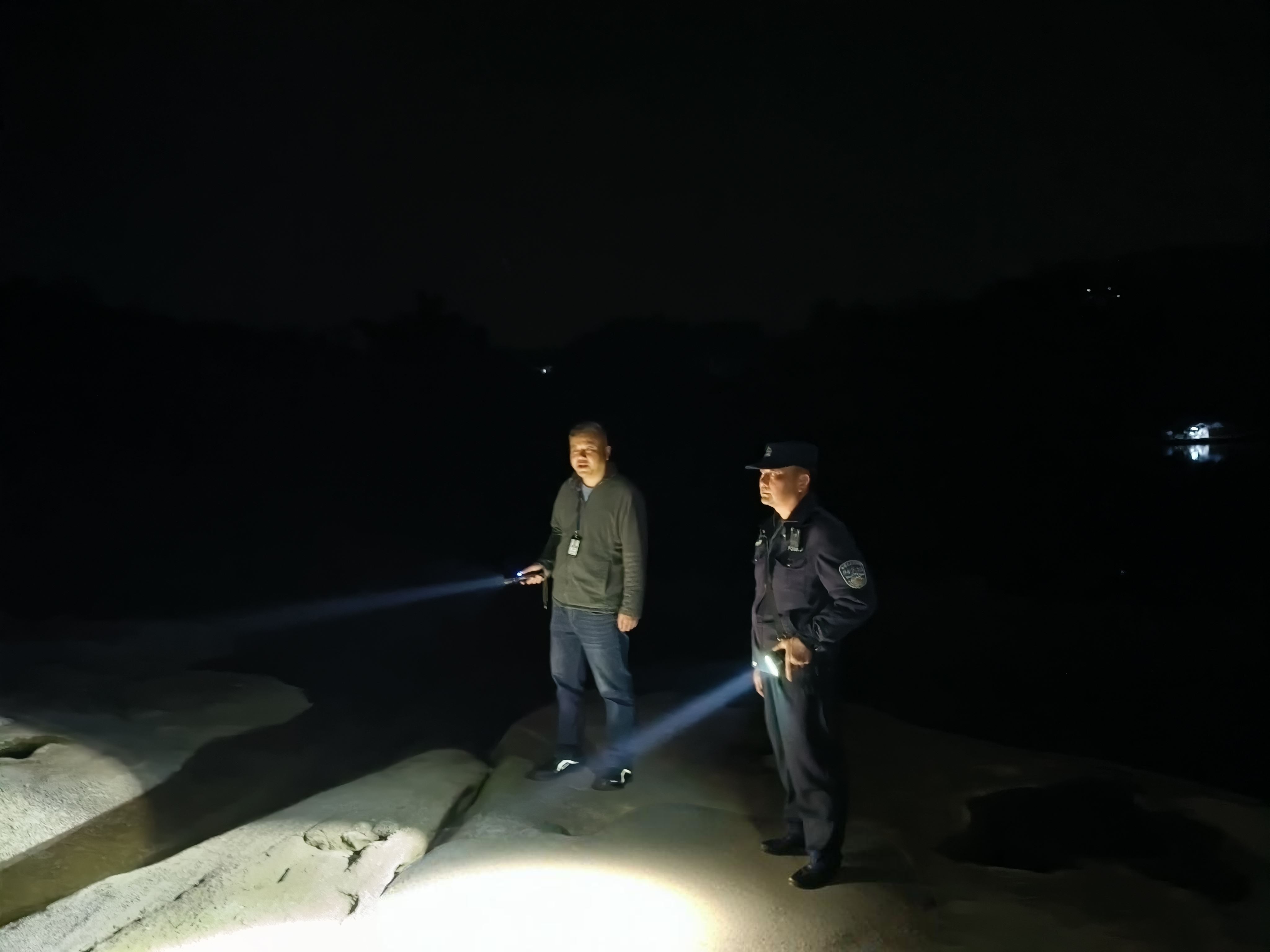 贾嗣镇开展禁渔夜间巡河专项行动