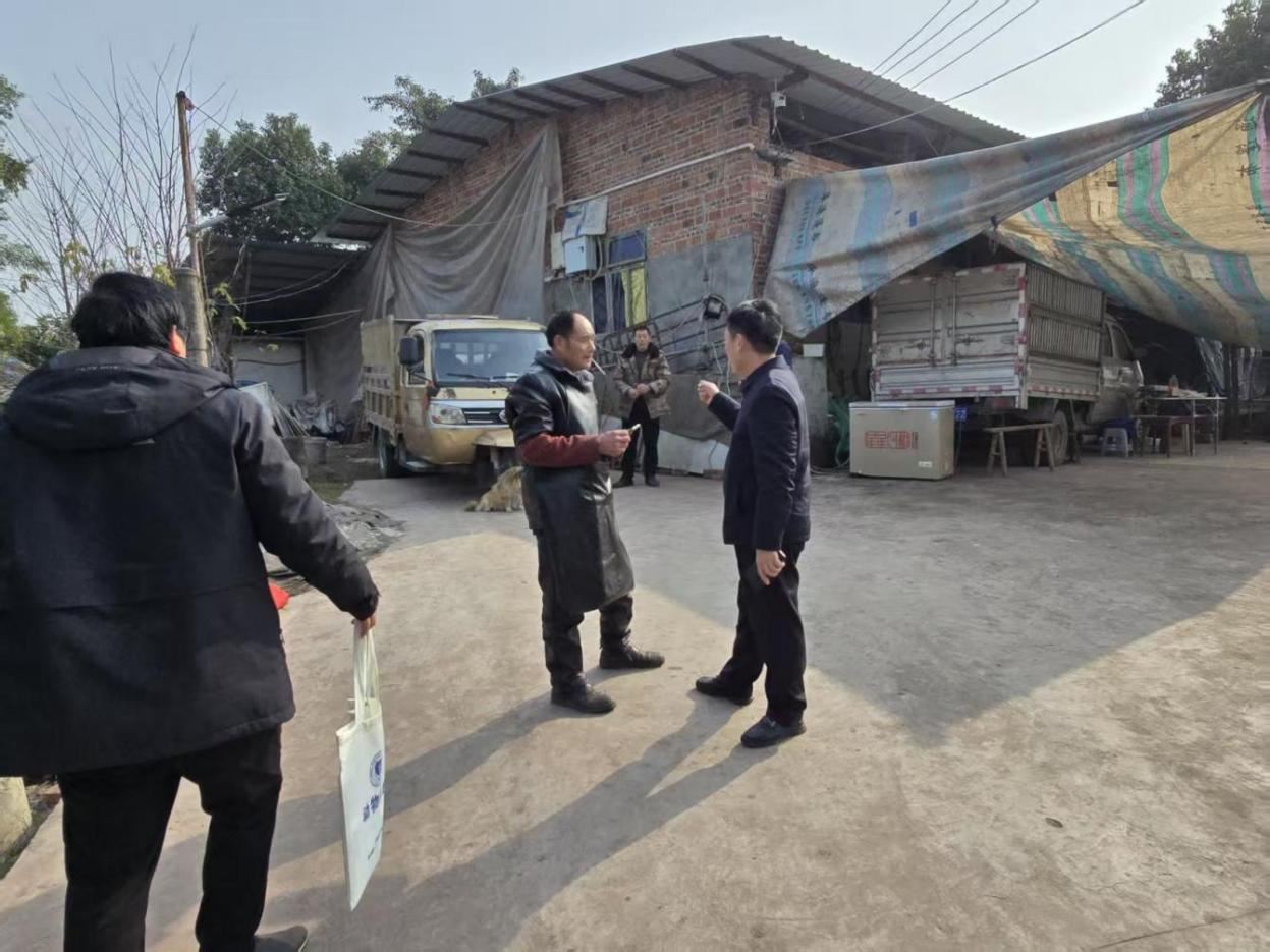 油溪镇:精准施策 护航畜禽安稳“换季”