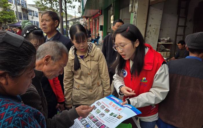四面山镇深入双凤村开展防毒及冬季安全入户宣传活动