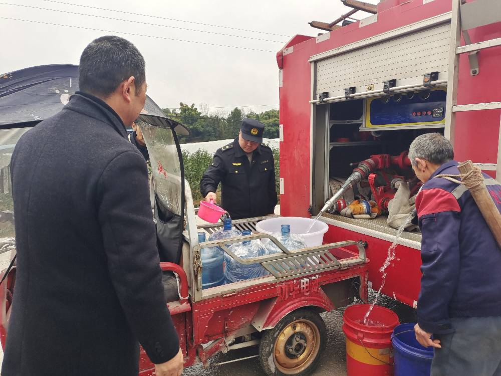 油溪镇：应急送水解民忧 温情服务暖民心