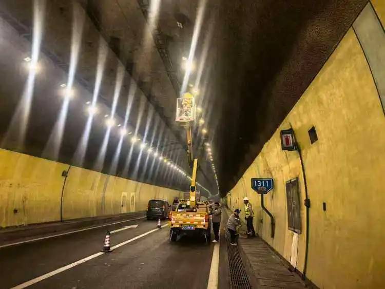 区路灯所高效完成艾坪山隧道灯修复